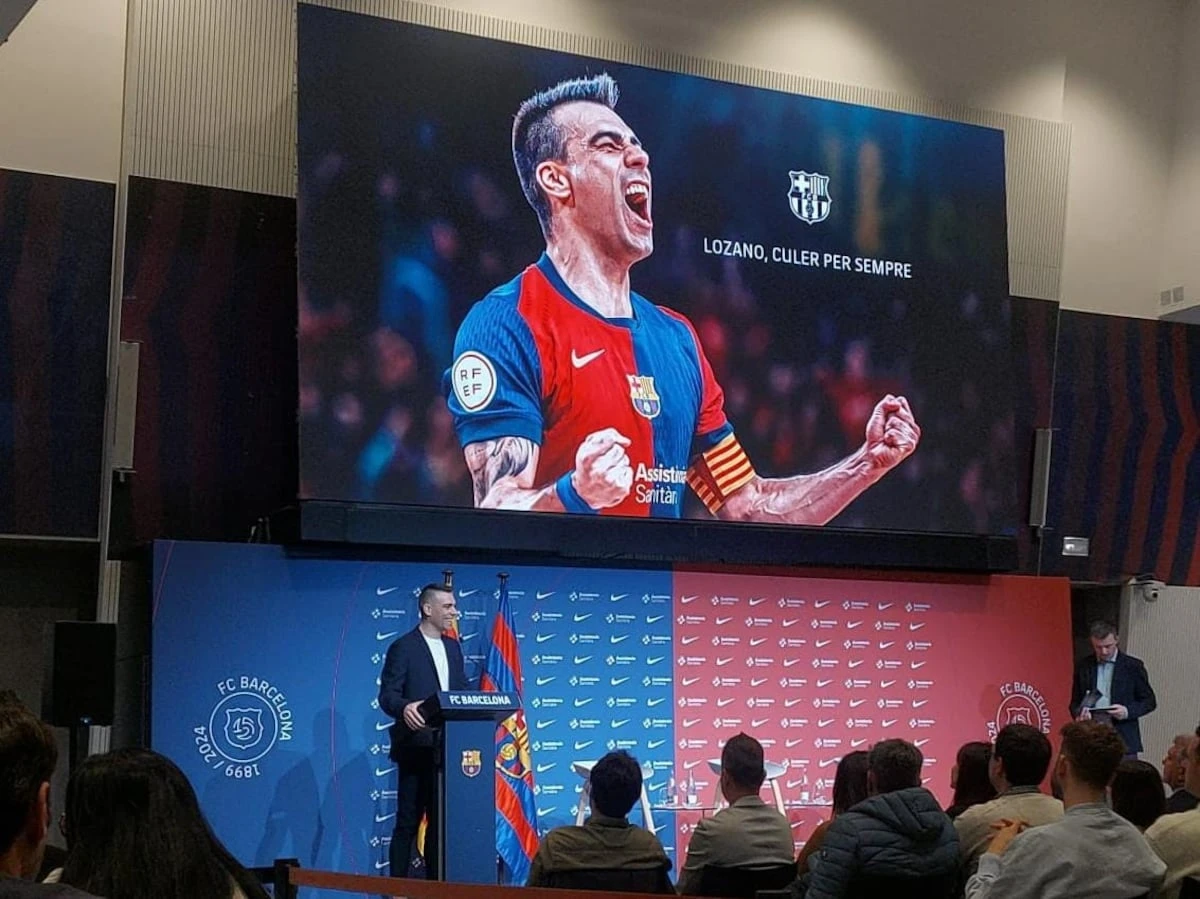 Sergio Lozano, jugador del Barça de fútbol sala, se retira y cuelga la camiseta en lo alto del Palau