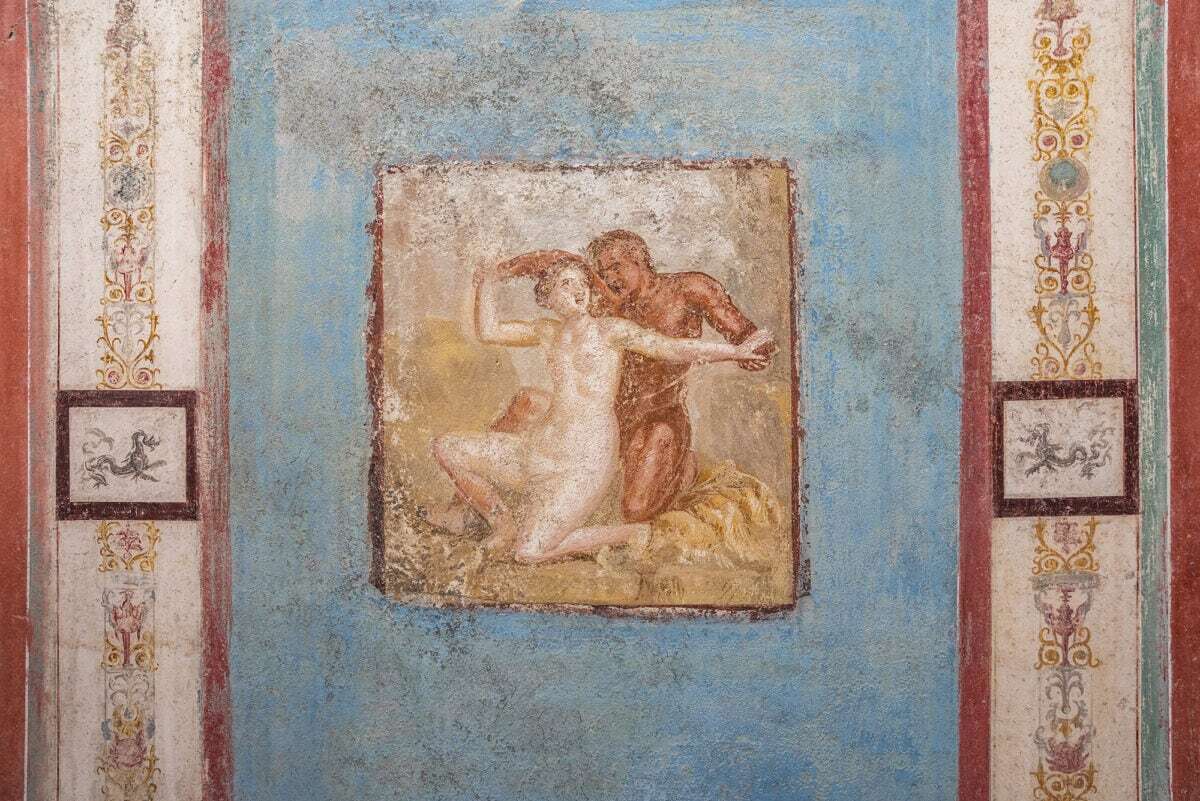 Pinturas eróticas y frescos mitológicos en una pequeña casa, el nuevo descubrimiento en Pompeya