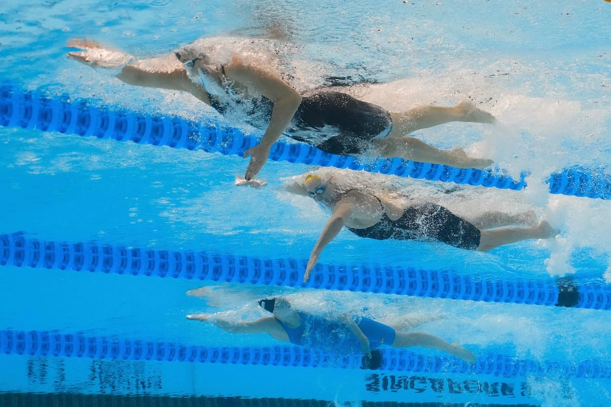 Summer McIntosh comienza la batalla del Mundial imponiéndose a Ledecky en 400m libre