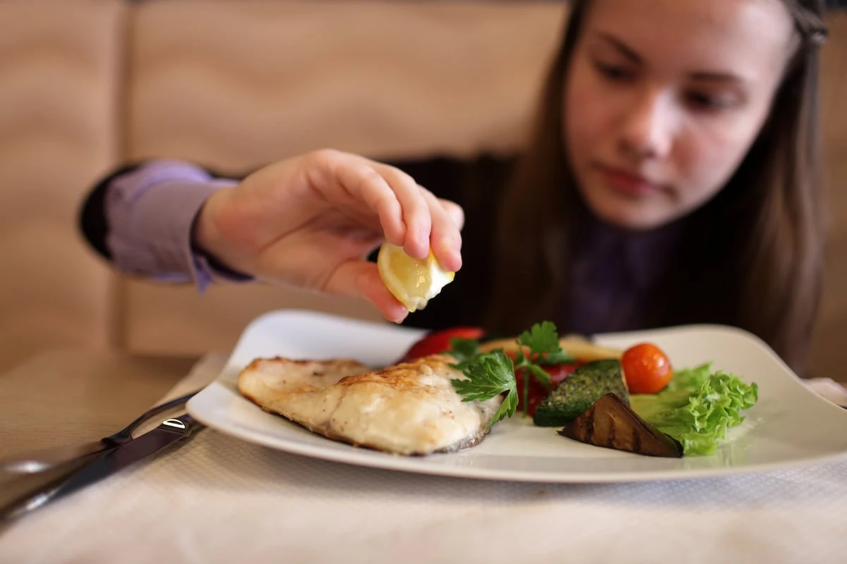 Ni con dos raciones a la semana: no hay pruebas de que comer pescado mejore la inteligencia de niños y adolescentes