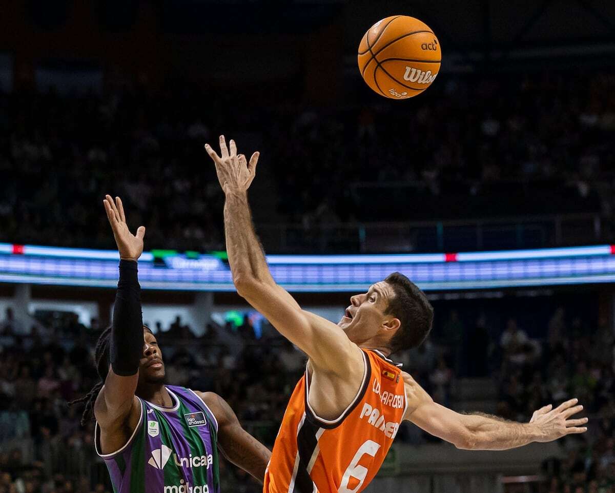 El Unicaja recupera el liderato tras un duelo de colosos con el Valencia Basket: 94-86