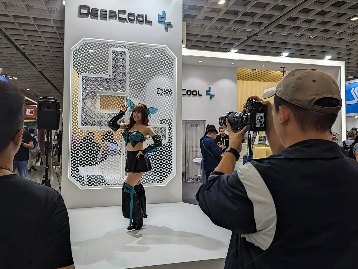 Qué fue de las ‘booth babes’: por qué las chicas jóvenes con poca ropa aún son un reclamo en las ferias de tecnología