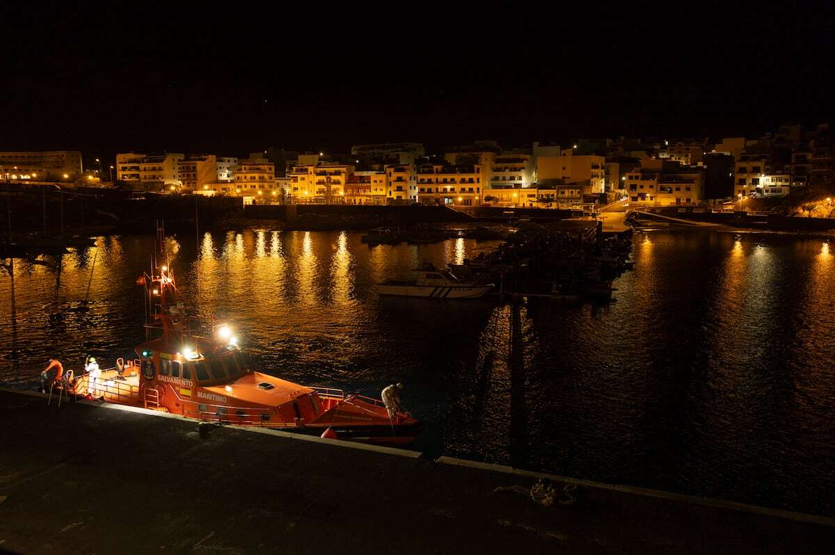 Los equipos de rescate de El Hierro buscan desde anoche otro cayuco a la deriva con 60 personas a bordo