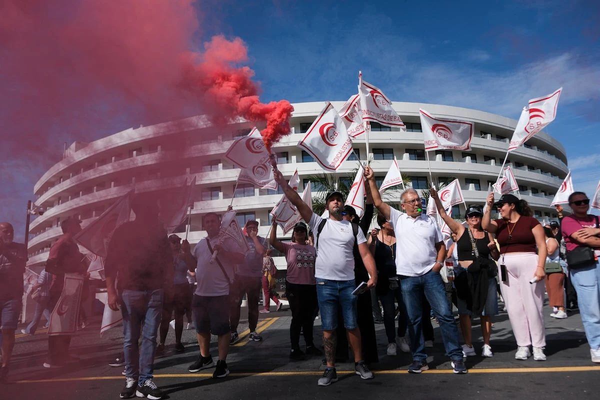 Los empleados de la hostelería en Tenerife protestan con una huelga en plena Semana Santa