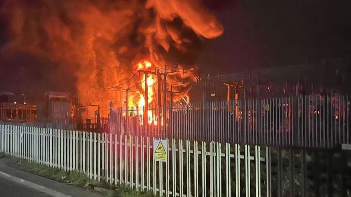 Más de 1.300 vuelos afectados por el cierre del aeropuerto de Heathrow en Londres tras el incendio en una estación eléctrica