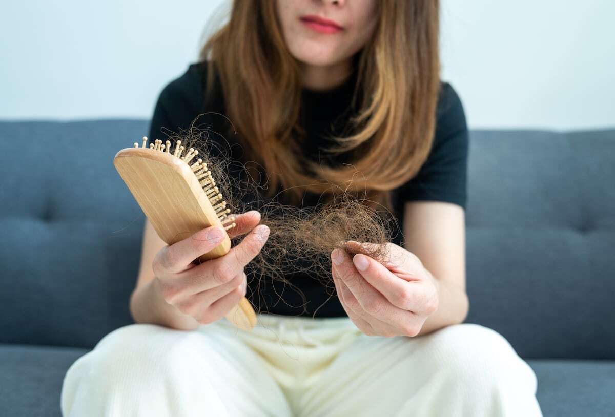 “Tengo la casa llena de pelos y es horroroso”: los trucos que sí frenan la caída capilar en mujeres