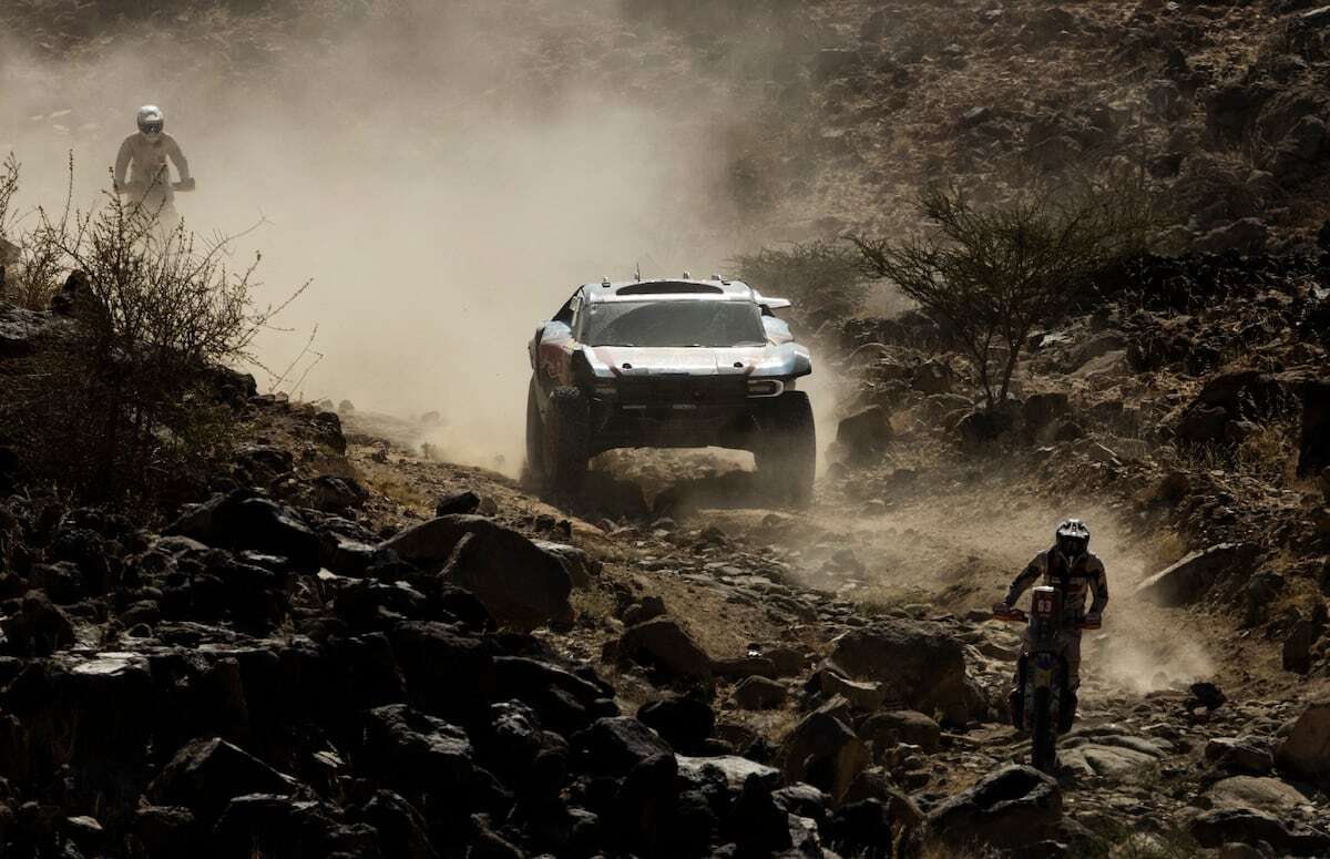 El Dakar empieza con una polémica partida de ajedrez: deja a Carlos Sainz descontento y a Laia Sanz tratando de reparar su coche