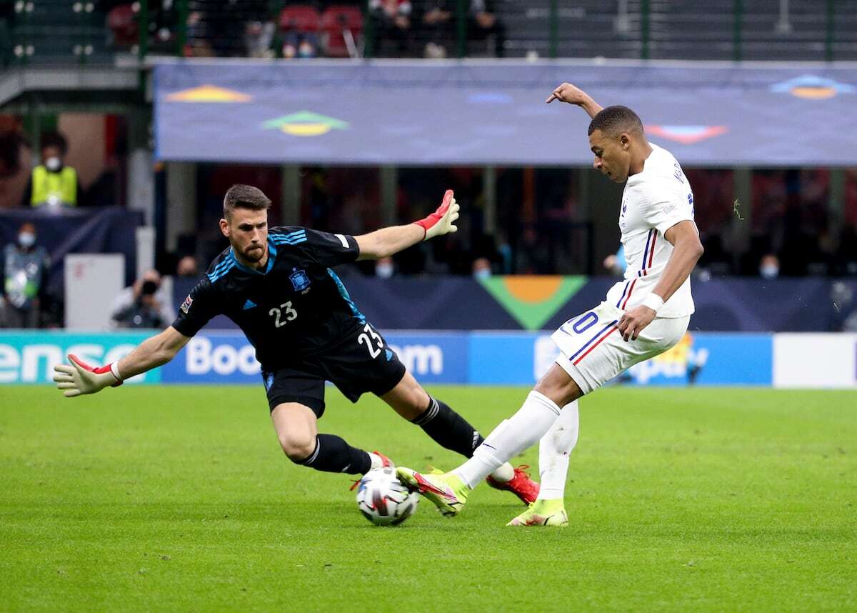 Mbappé versus Unai con Jenni al fondo