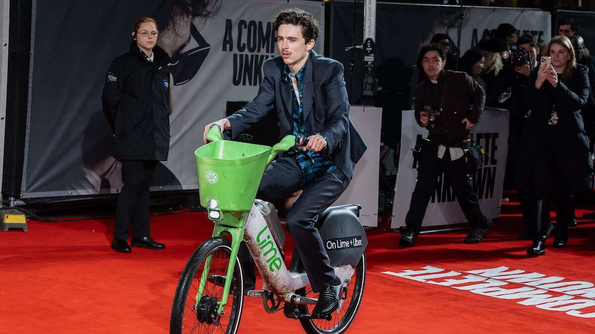 La aparición viral de Timothée Chalamet en bicicleta termina mal: es multado por mal estacionamiento