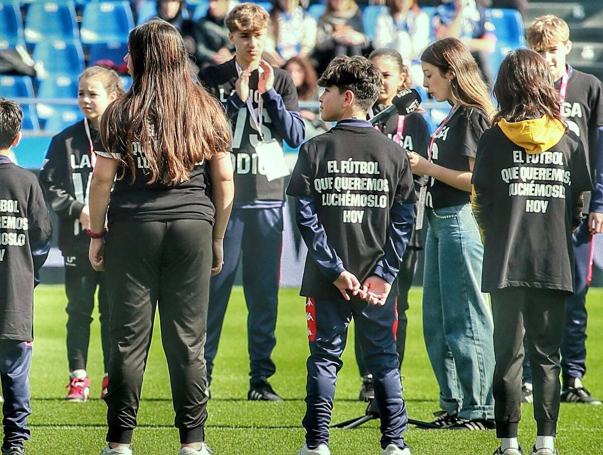 Raquel Fernández, una árbitra adolescente acosada en un partido de prebenjamines: “Porque unos chicos digan que no valgo para nada, no dejaré de hacer lo que me gusta”