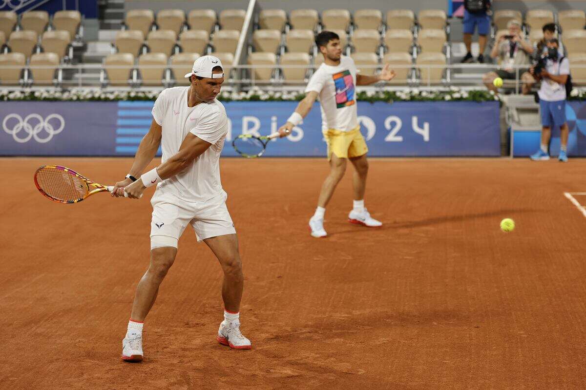 Nadal se entrena en Roland Garros tras las molestias del día anterior