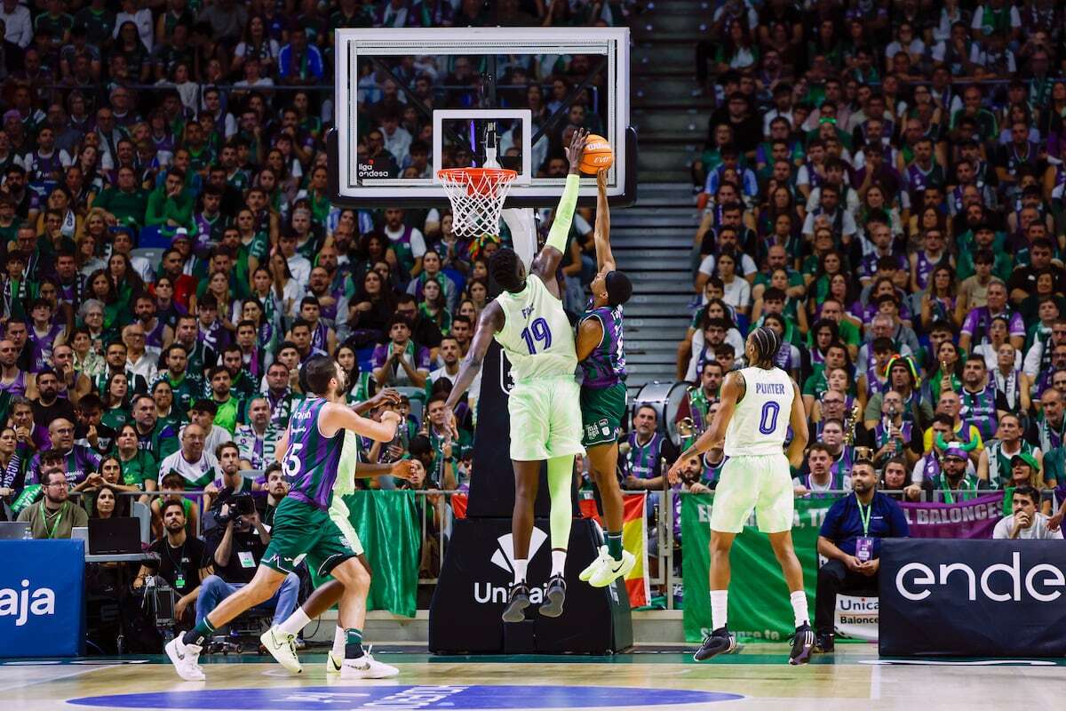 El Unicaja sigue invicto en la ACB tras ganar con mérito al Barcelona