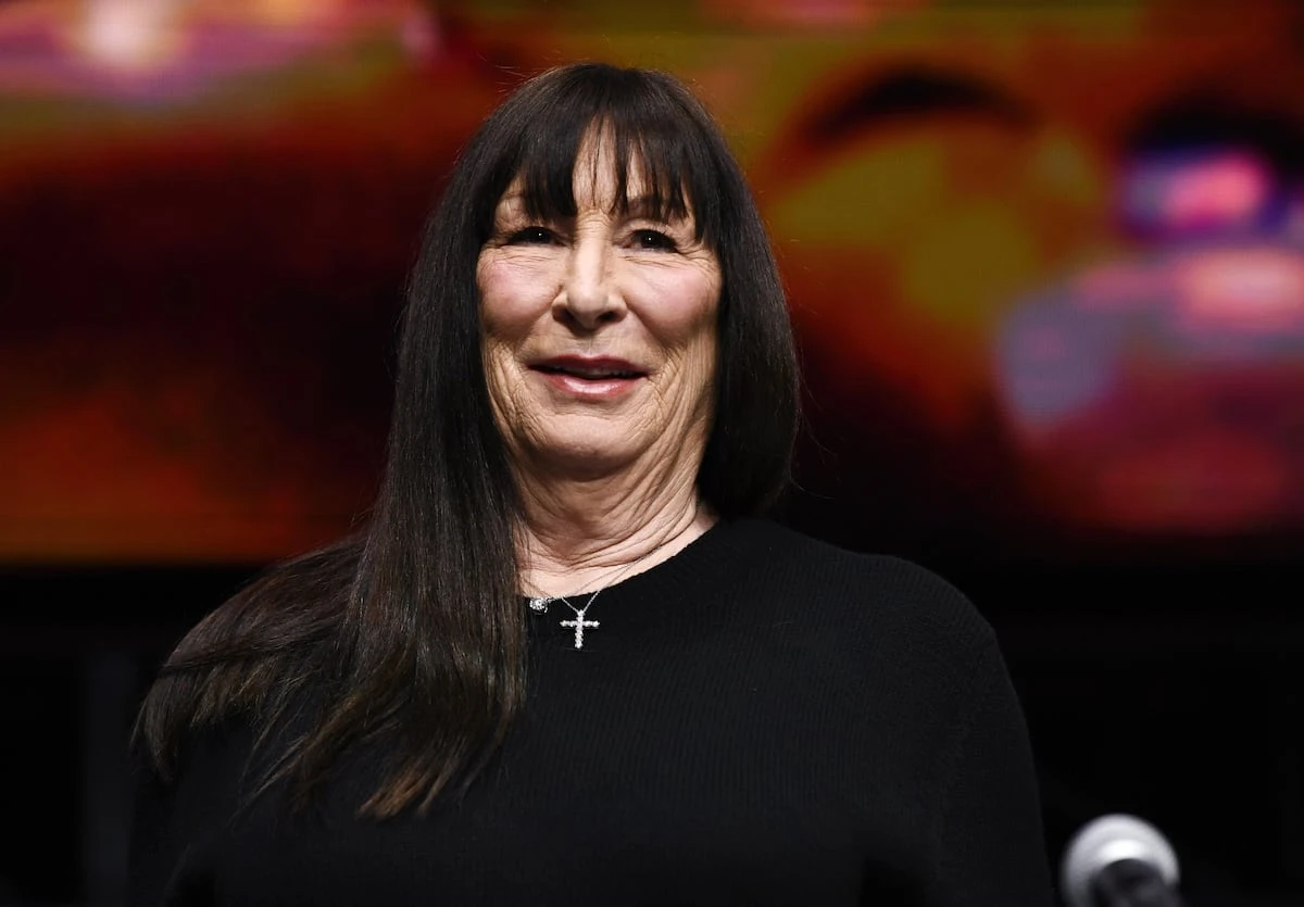 Anjelica Huston desvela que le diagnosticaron cáncer hace seis años y que ya está curada: “Logré sobrevivir y estoy orgullosa de mí misma”