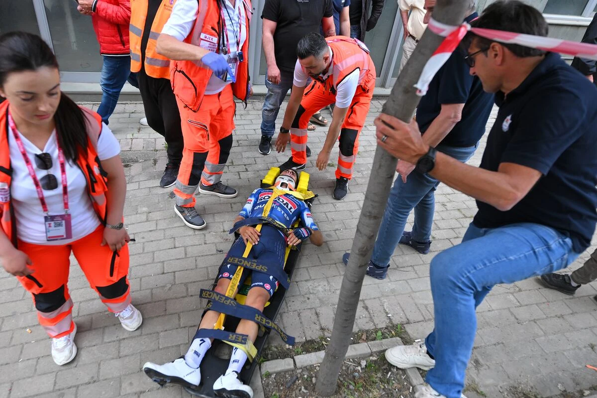 Mikel Landa abandona el Giro en ambulancia tras una fuerte caída en una primera etapa ganada por Pedersen