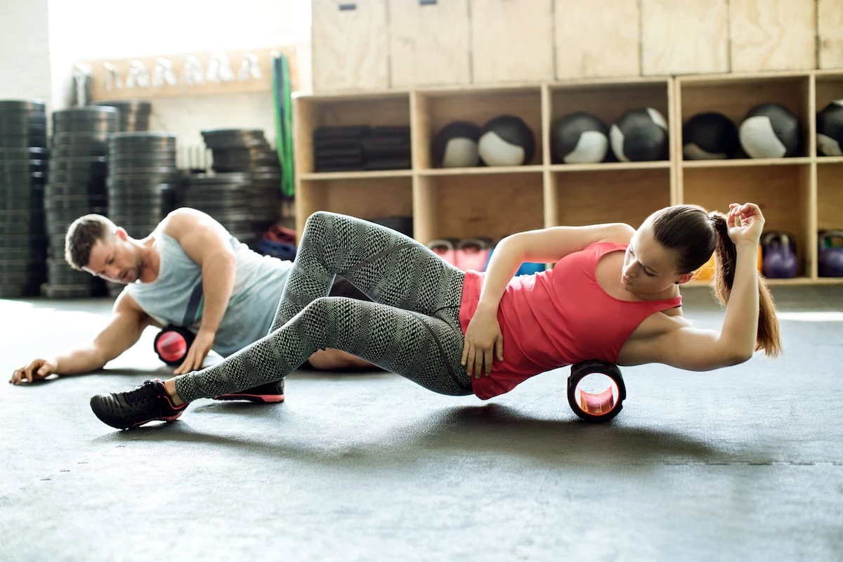 La moda del rodillo de espuma en los gimnasios y entrenamientos: ¿realmente funciona?