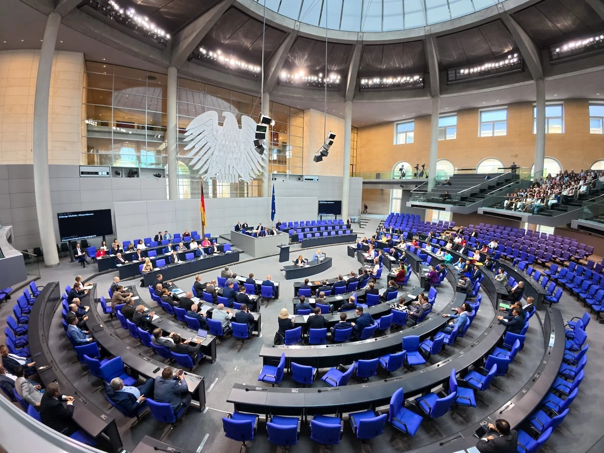 Merz apoya que el Parlamento de Alemania no ice la bandera LGBT durante el Orgullo: “No es una carpa de circo”