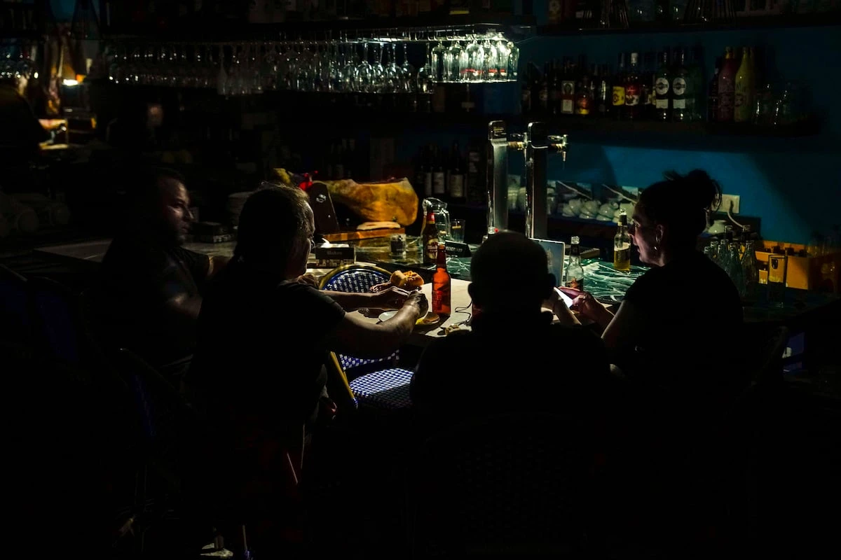 Los bares, un oasis ante el apagón: “Cerramos porque se acabó hasta la cerveza caliente”