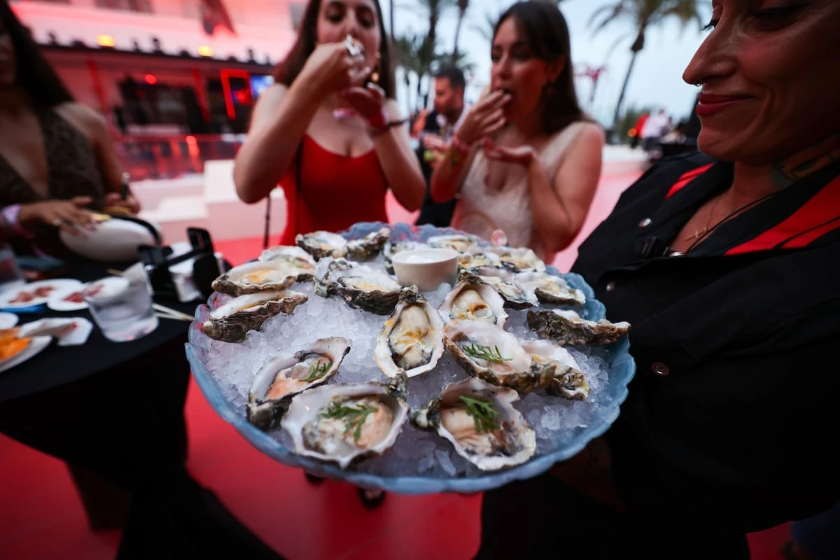Una isla, dos veranos: hotelazo y ostras un día; pizza y camping al siguiente