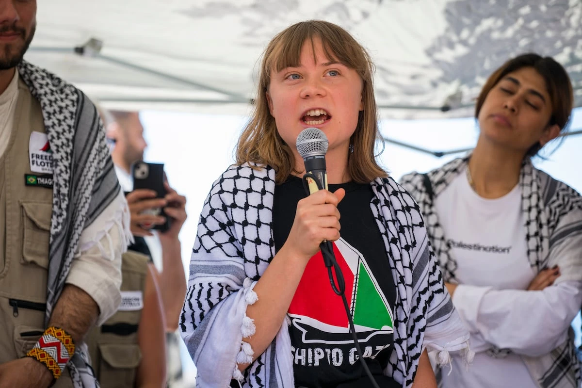 Greta Thunberg denuncia hostigamiento de drones israelíes desde la Flotilla de la Libertad que viaja rumbo a Gaza