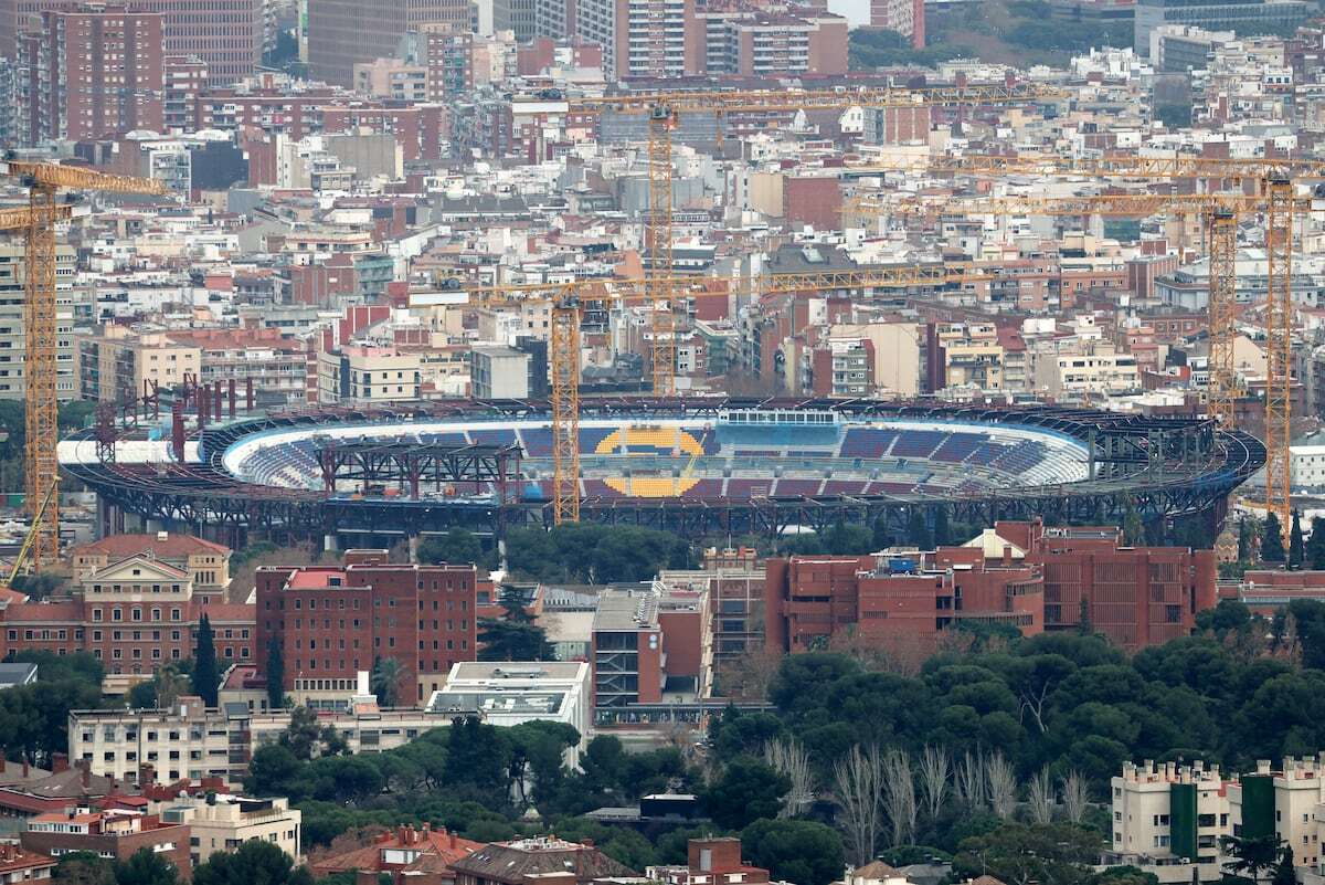 La fecha para el regreso del Barcelona al Camp Nou continúa en el aire aunque el club defiende que el clásico se jugará ya en el nuevo estadio