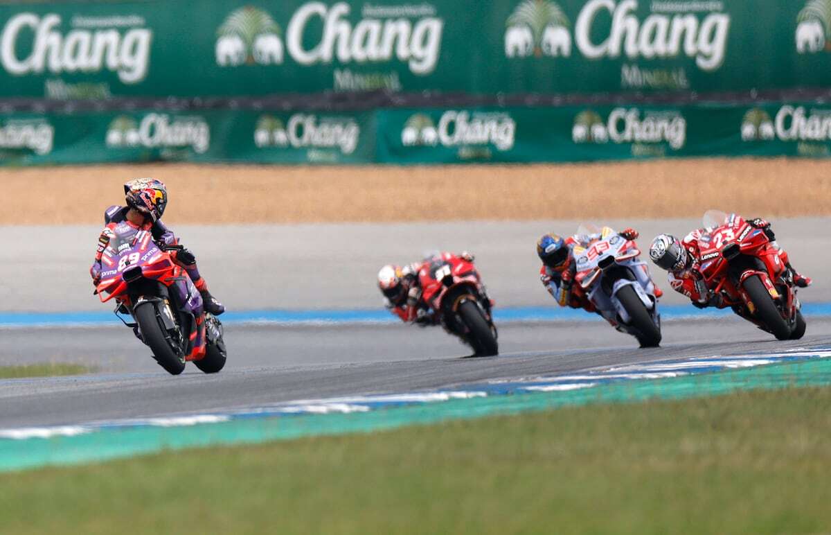 Jorge Martín pasa al ataque y adelanta a su rival Bagnaia en la ‘sprint’ para ir con todo a por el título en el GP de Tailandia