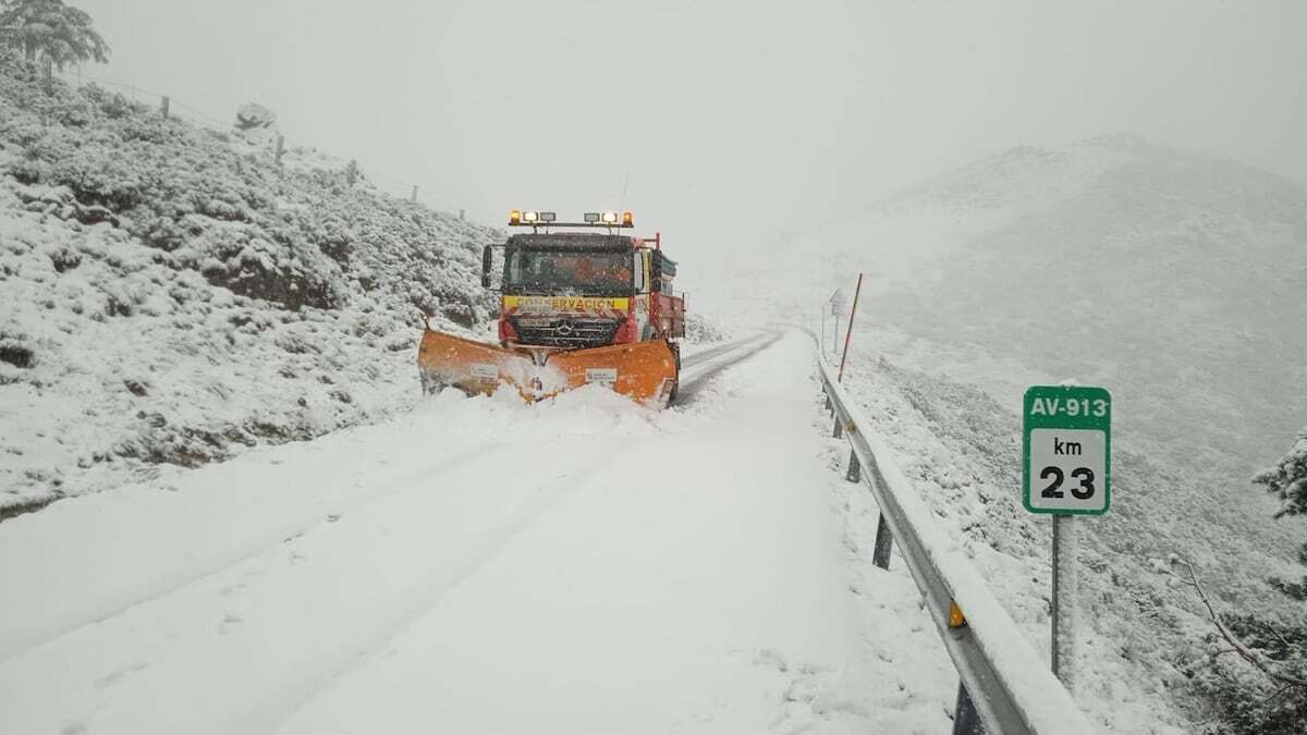 Rescatados los dos montañeros que pasaron la noche durante una ventisca en la sierra de Gredos (Ávila)