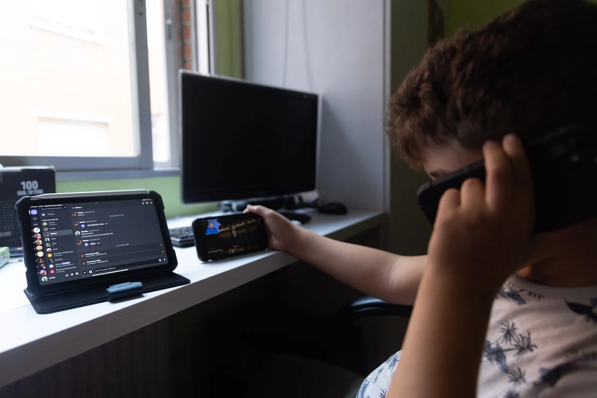 Un estudio asocia la alta adicción a las pantallas con ideas suicidas y problemas de salud mental en menores