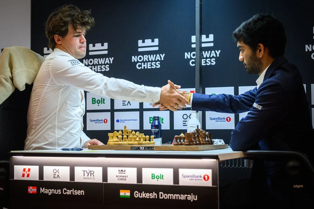 Carlsen, ‘número uno’, doblega a Gukesh, campeón del mundo, tras cuatro horas de igualdad en el mejor torneo del año