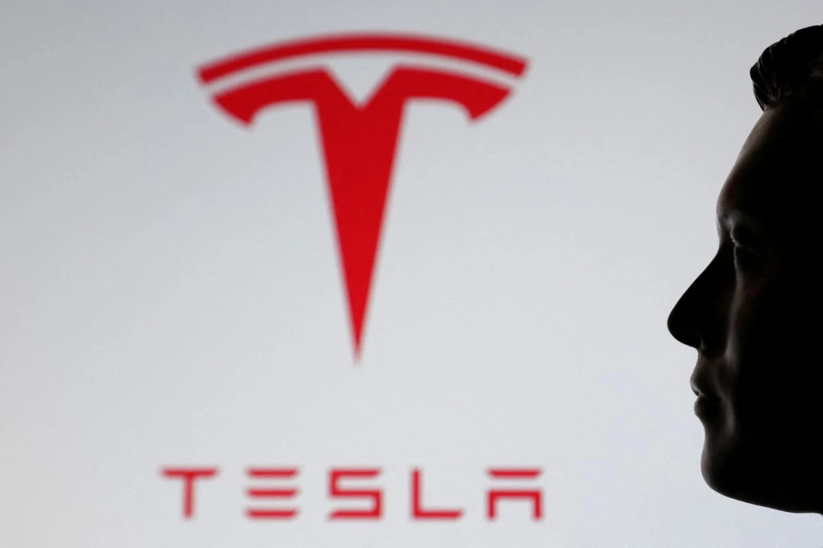 Tesla entra en zona de turbulencias: los analistas recortan su previsión y Musk avisa de un año duro