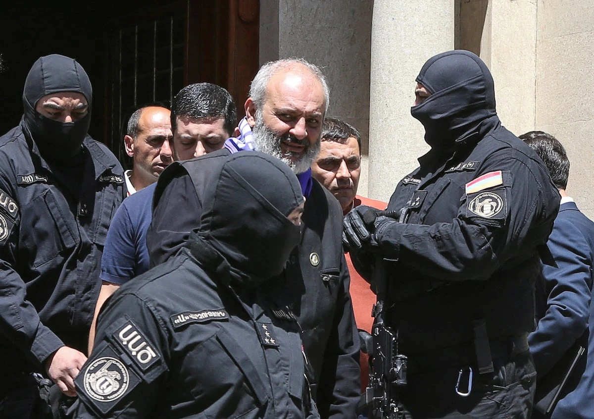 Detenidos en Armenia un arzobispo y varios dirigentes opositores acusados de conspirar contra el Gobierno