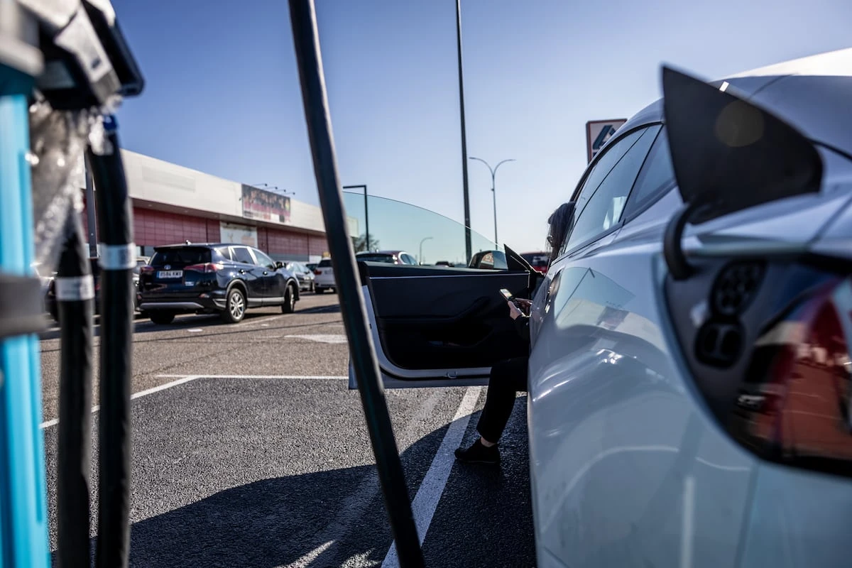 Renta 2024: cómo declarar las ayudas al coche eléctrico y qué deducciones tengo