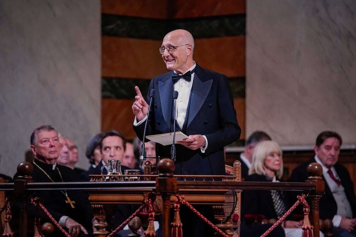 El filólogo Pedro Cátedra ingresa en la RAE con un canto de amor al libro como objeto con vida propia