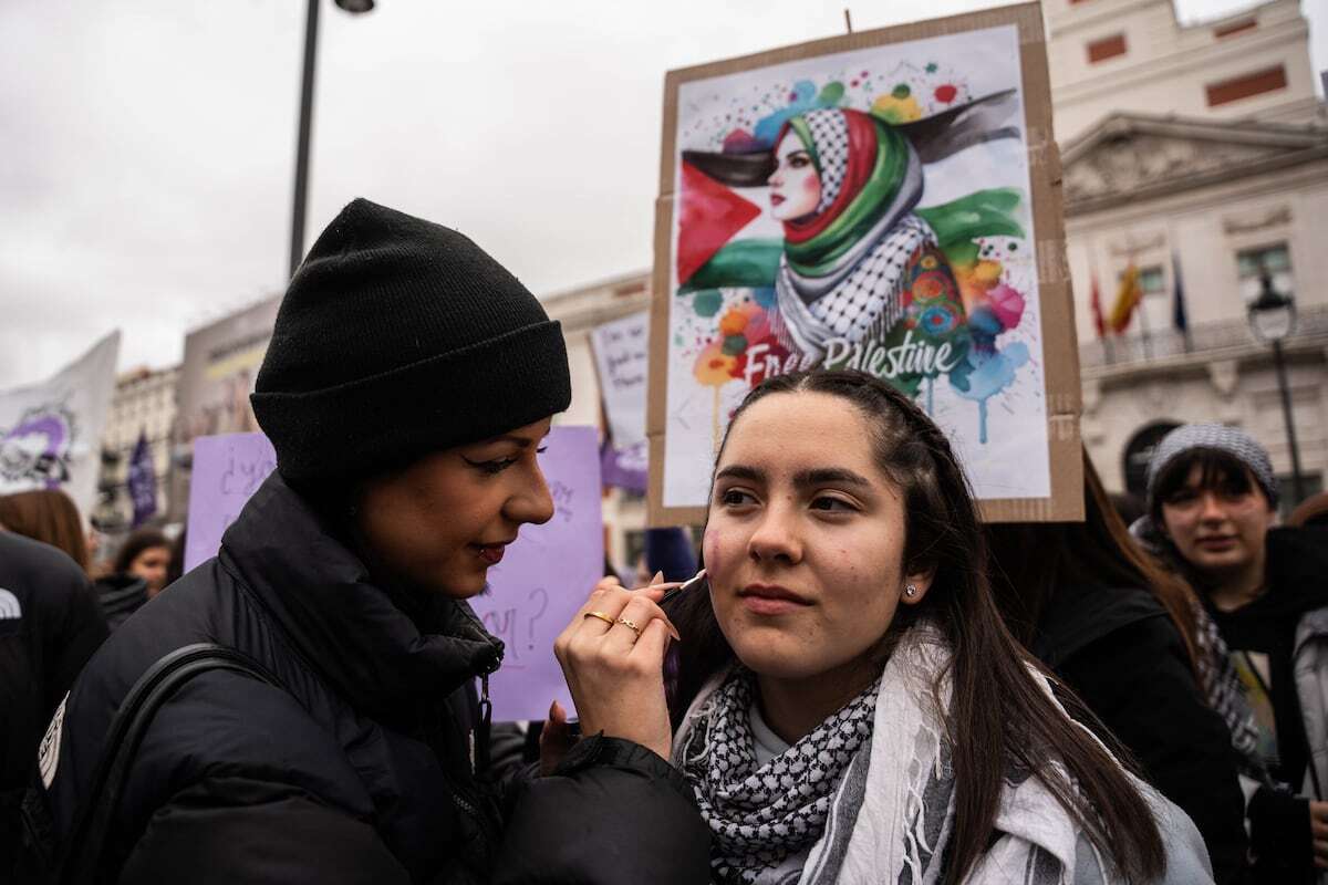 Una encuesta señala que las mujeres jóvenes se sitúan a la izquierda mucho más que los hombres, pero votan menos