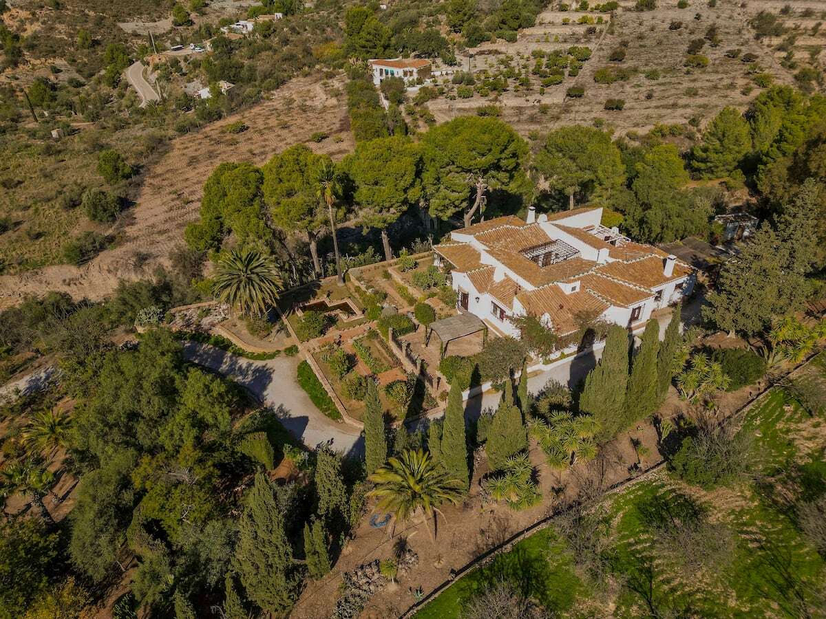 Las tres casas de la semana: cortijo con explotación agrícola en tierras granadinas por 2,7 millones de euros