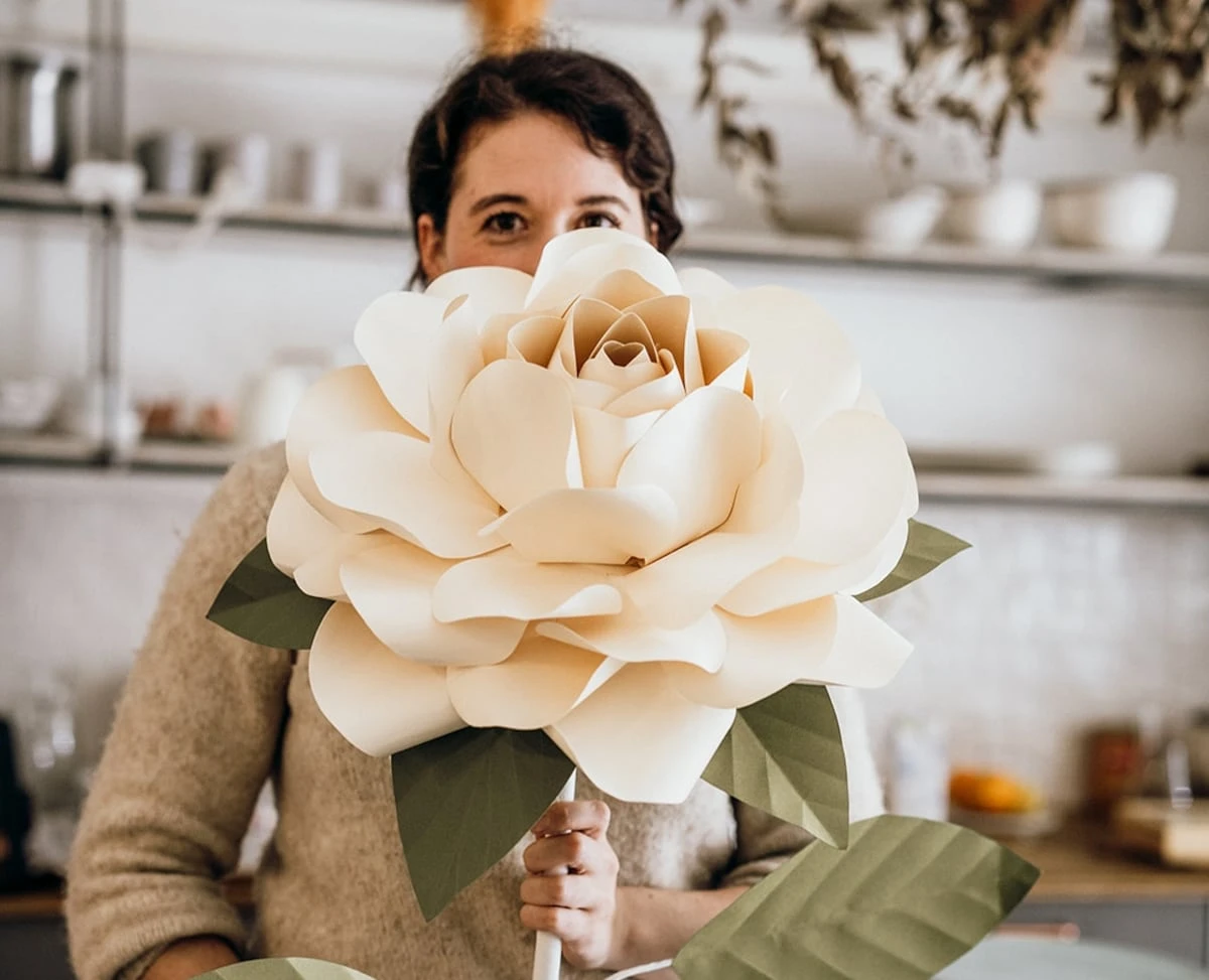 Cristina Velasco Mora, la artesana del papel que dejó una carrera como abogada por un trabajo manual y desconocido: “Gente que se dedique a esto y sobreviva hay muy poca”
