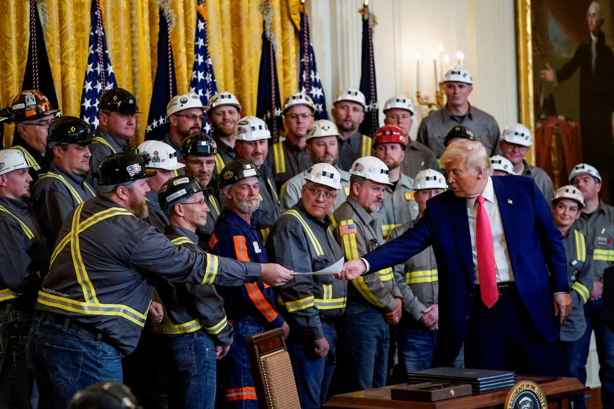 Trump firma varios decretos para regresar al uso de carbón como fuente destacada de energía