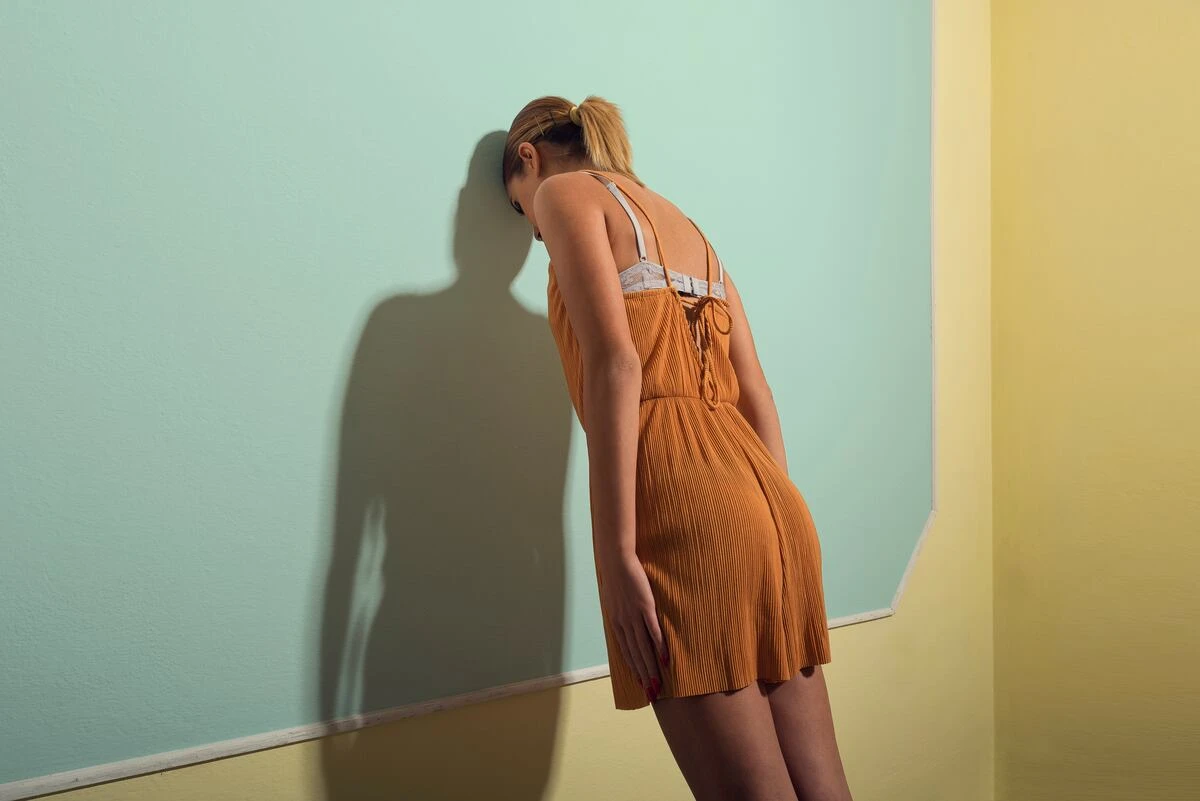 Rabia, celos o culpa: las emociones fósiles que no sirven para nada pero nos cuesta dejar atrás