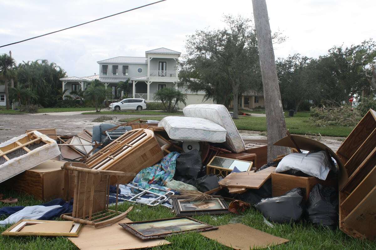 Sin agua, luz o gasolina, la normalidad se resiste a volver en Florida