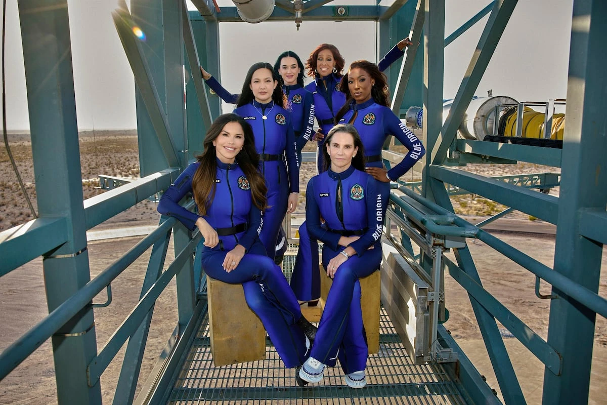 El vuelo espacial “solo para mujeres” de Jeff Bezos, con su prometida o Katy Perry como tripulantes, completa su misión