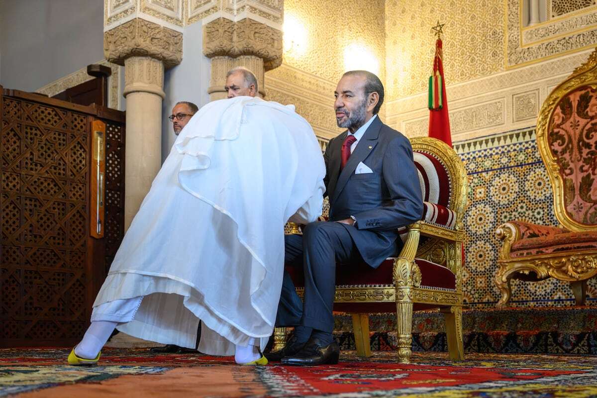 Mohamed VI pasea con sus hijos por París un mes después de recibir a Macron en Rabat apoyado en un bastón