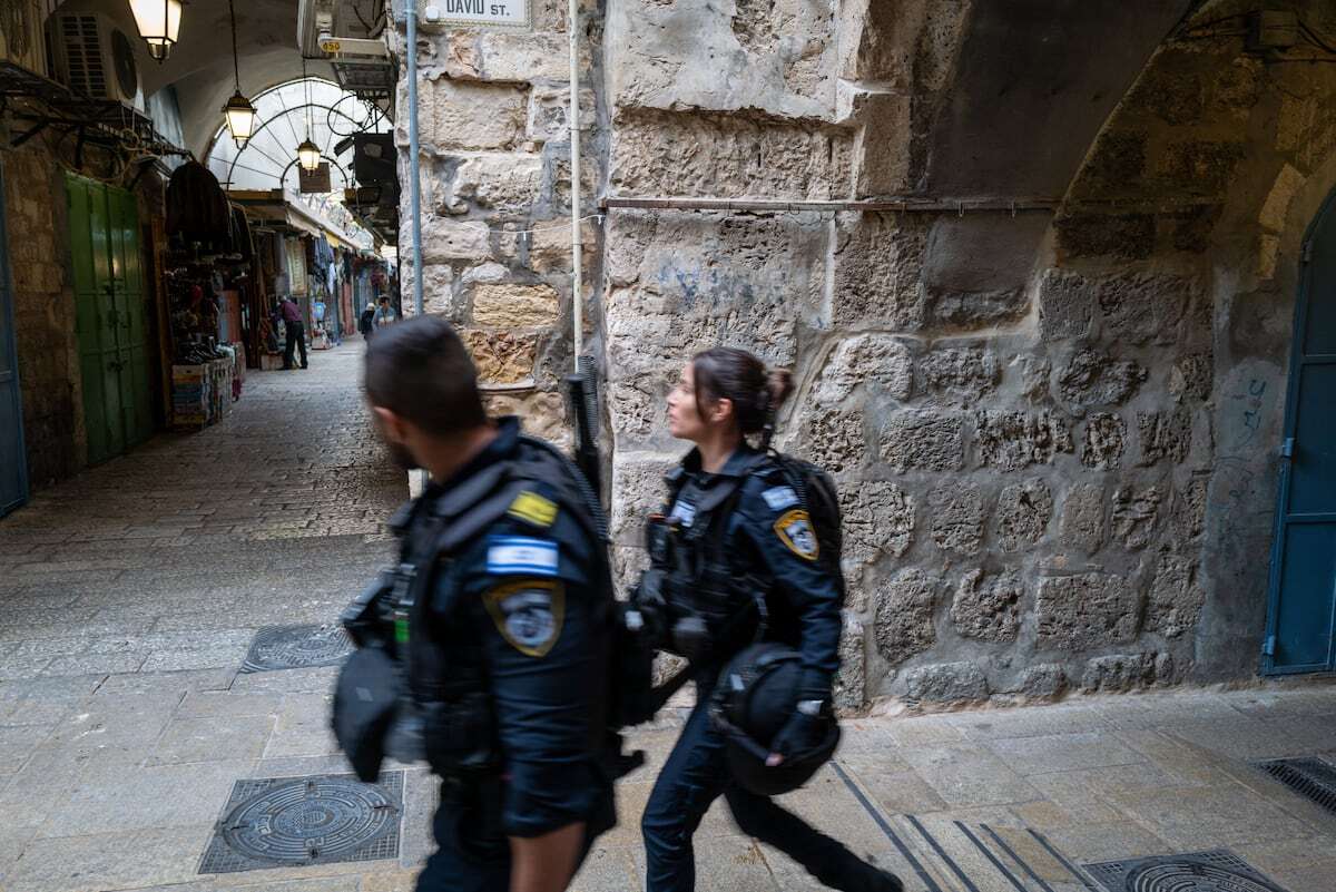 La policía israelí irrumpe en una conocida librería palestina de Jerusalén y detiene a dos de sus responsables