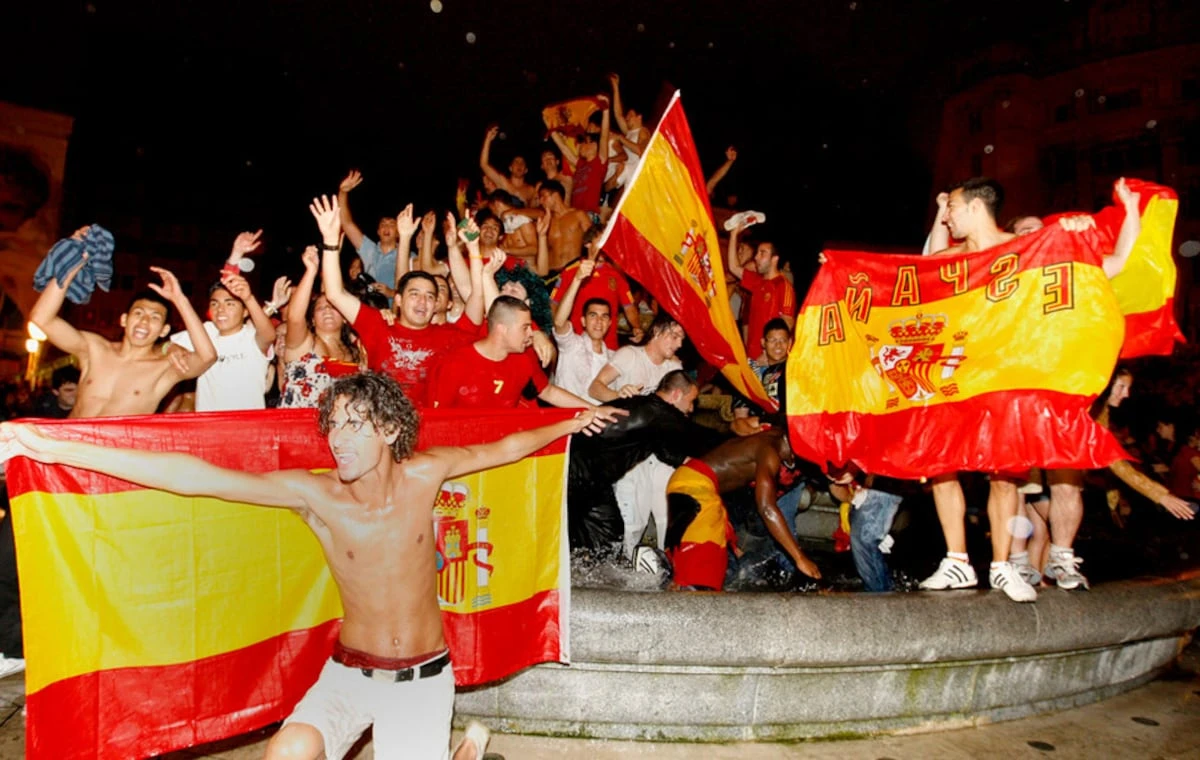 Si España gana la Eurocopa, ¿es legal hacer botellón en la calle? ¿Me puedo bañar en fuentes públicas? ¿Y celebrar por la ventanilla en un coche en marcha?
