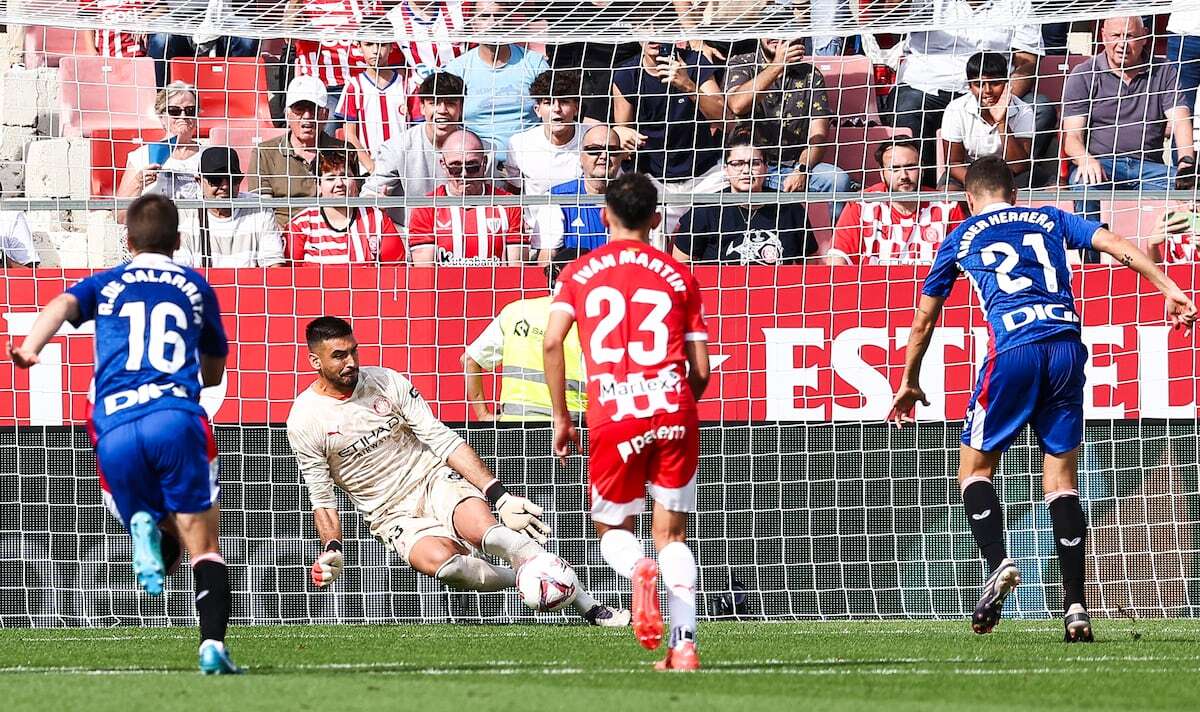 Gazzaniga para tres lanzamientos de penalti al Athletic y Stuani sentencia la victoria del Girona en el minuto 99