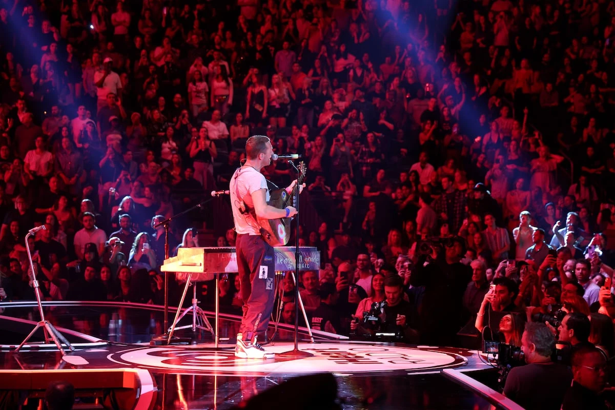 La broma de Chris Martin antes de volver a sacar la ‘Kiss Cam’ en un concierto de Coldplay: “Si no se han maquillado, maquíllense ahora”