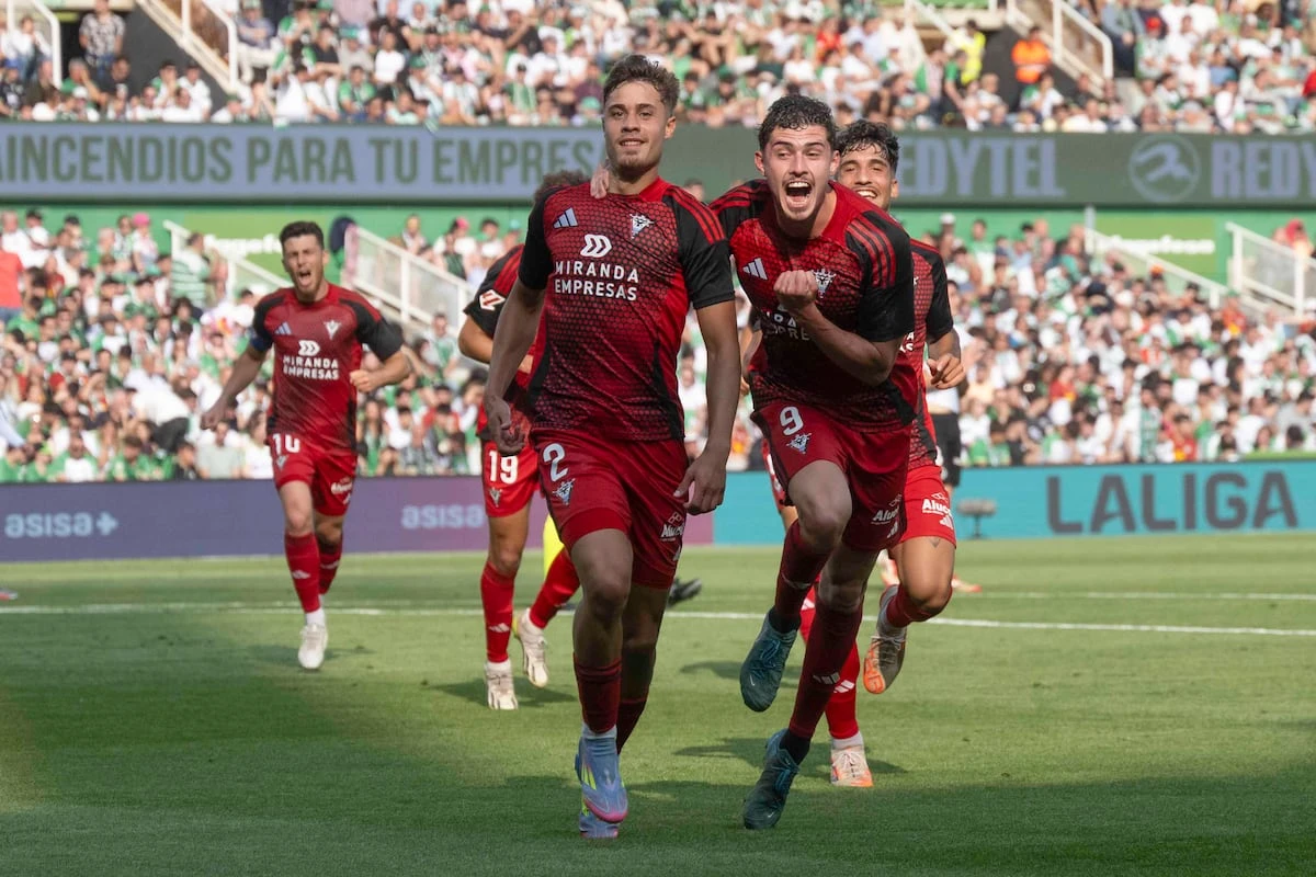 Racing y Mirandés lo dejan todo por resolver en Anduva en la ida de semifinales del ‘playoff’ de ascenso a Primera