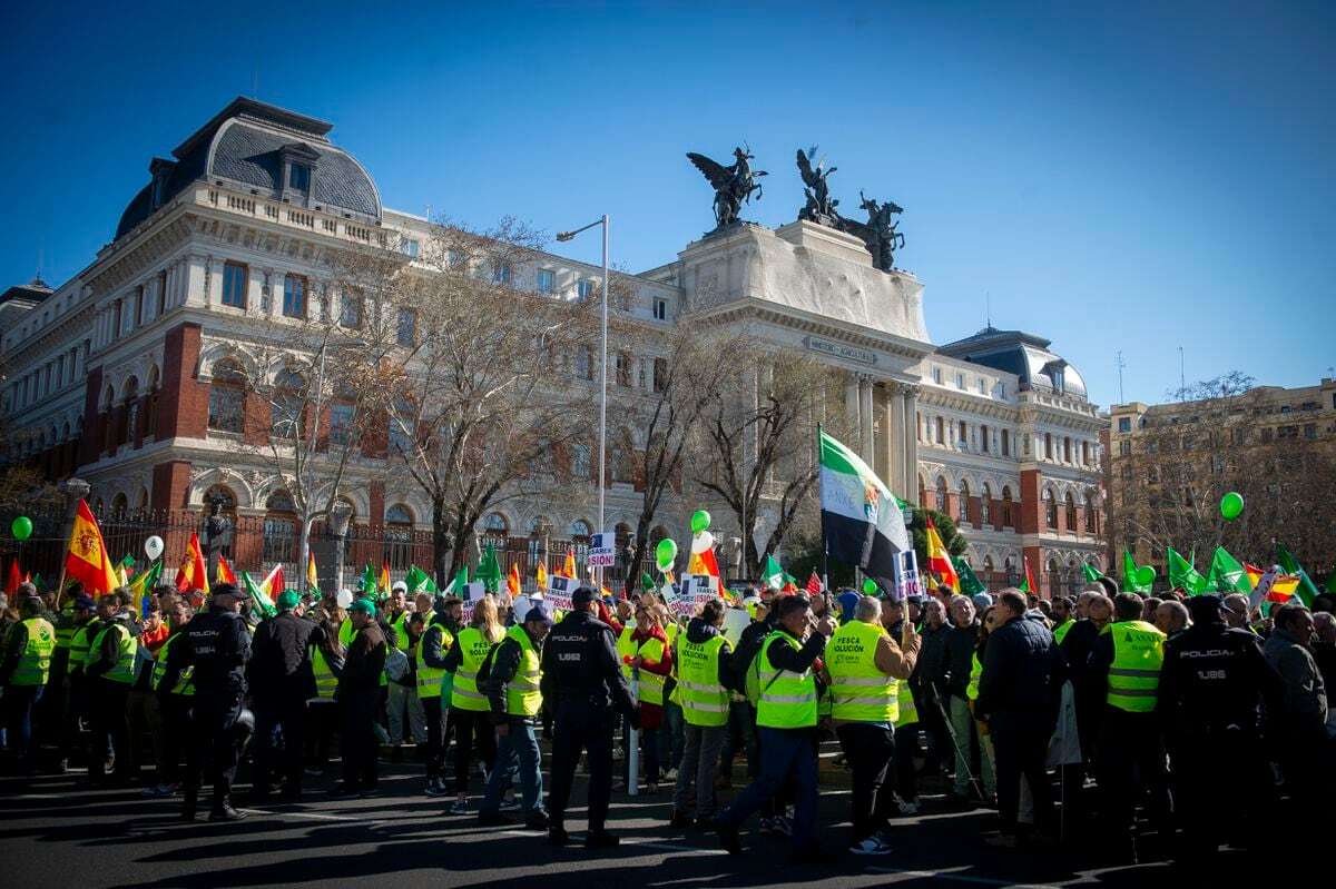 Miles de agricultores se manifiestan en Madrid mientras Planas se reúne en Bruselas para defender cambios en las políticas agrarias