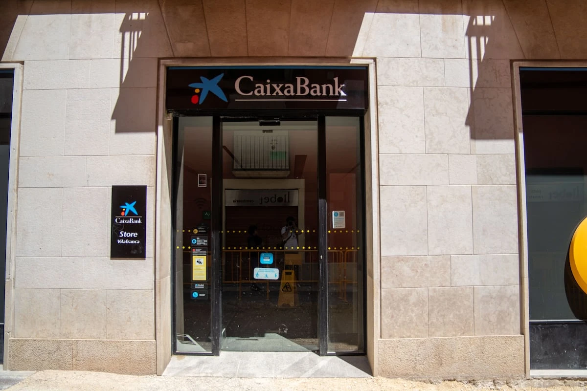 Caixabank gana más que nunca pese a la bajada de tipos: su beneficio fue de 2.951 millones hasta junio