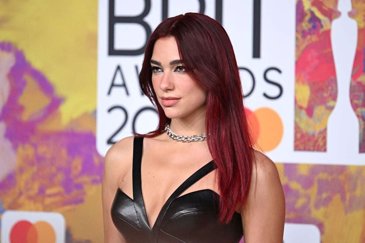 Dua Lipa impacta en los premios Brit: cuero negro en versión dominatrix, motera y ‘country’