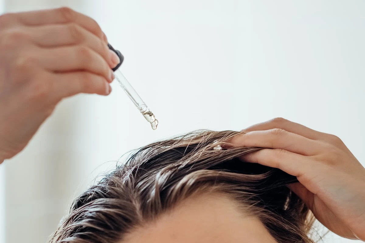 Los trucos de expertos para cuidar el cabello: ducharse con agua templada y aplicar aceite en el pelo antes de la piscina