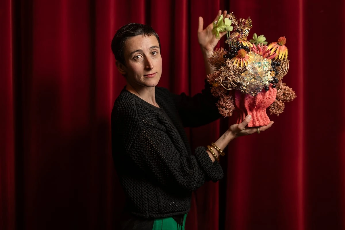 Fàtima Valldeperas, la artista floral que rompe una lanza a favor de lo artificial: “Me ha abierto una vía de experimentación”